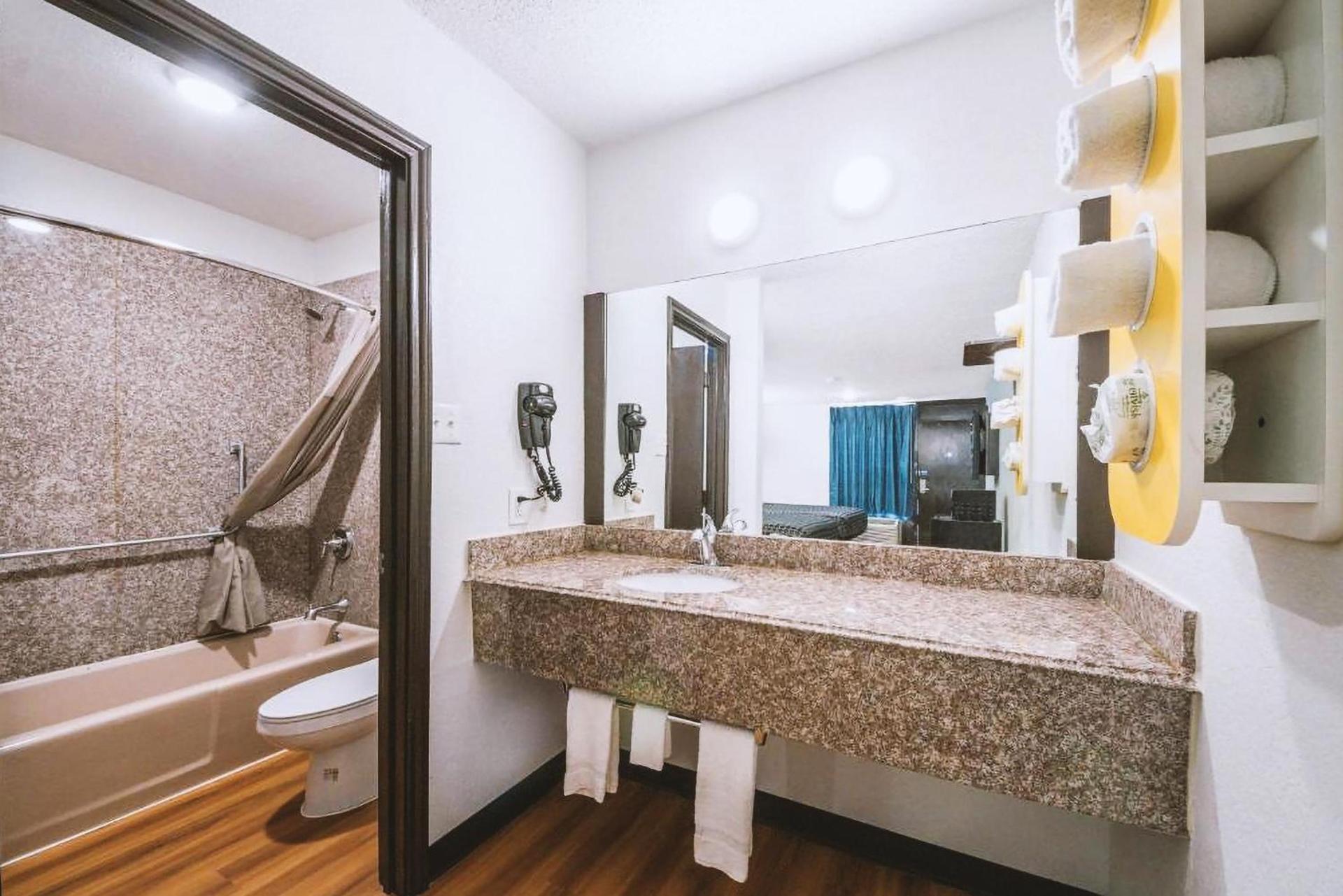 Americas Best Value Inn Beeville photo 28