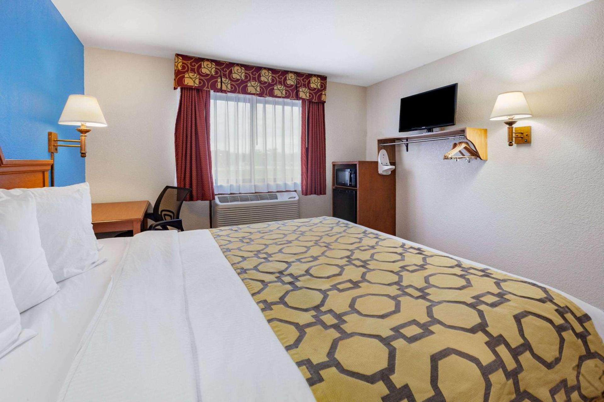 Baymont by Wyndham Perrysburg-Toledo photo 16