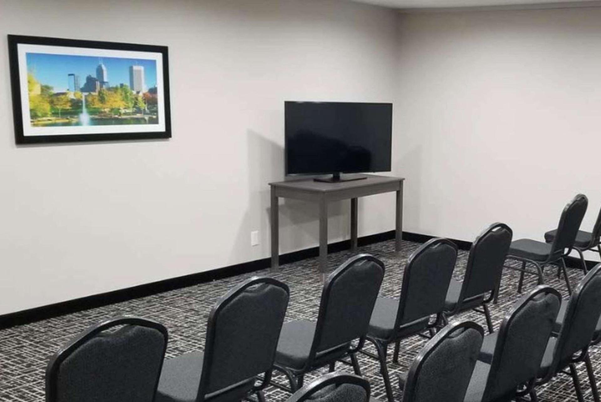 La Quinta Inn & Suites by Wyndham Indianapolis Downtown photo 13