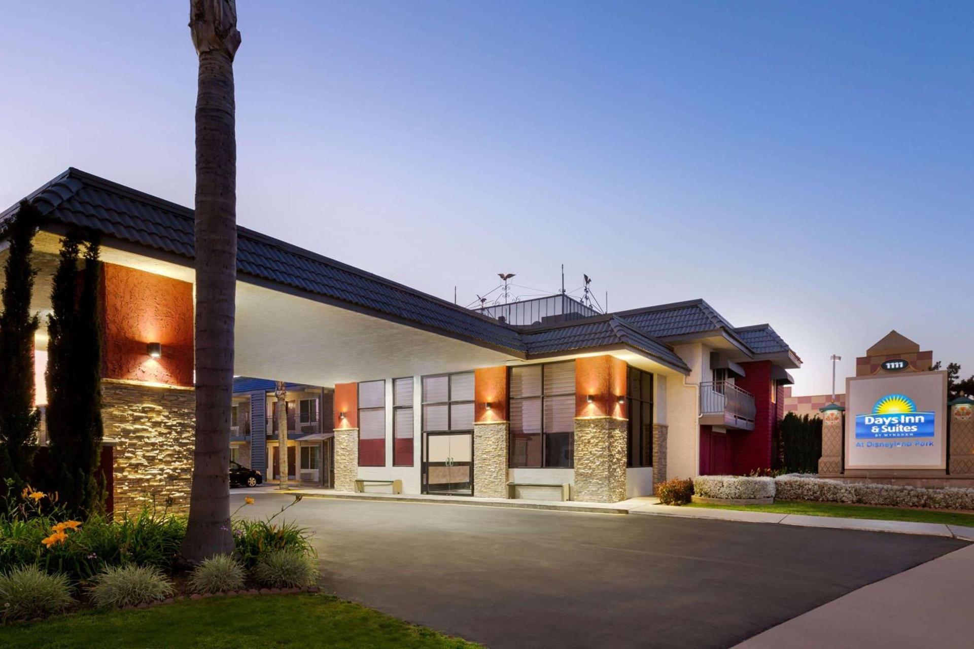 Days Inn & Suites by Wyndham Anaheim At Disneyland Park photo 2