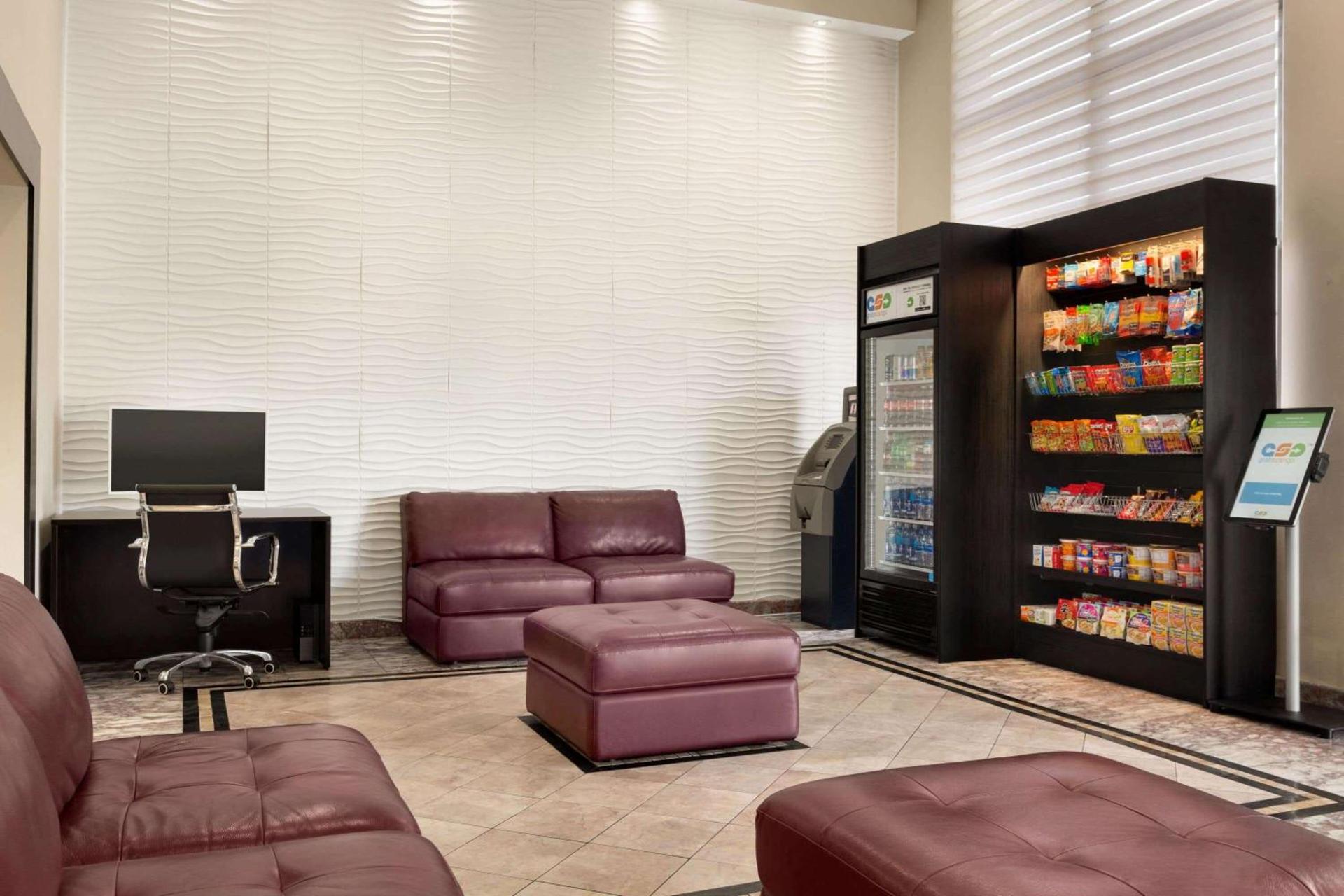 Days Inn & Suites by Wyndham Anaheim At Disneyland Park photo 4