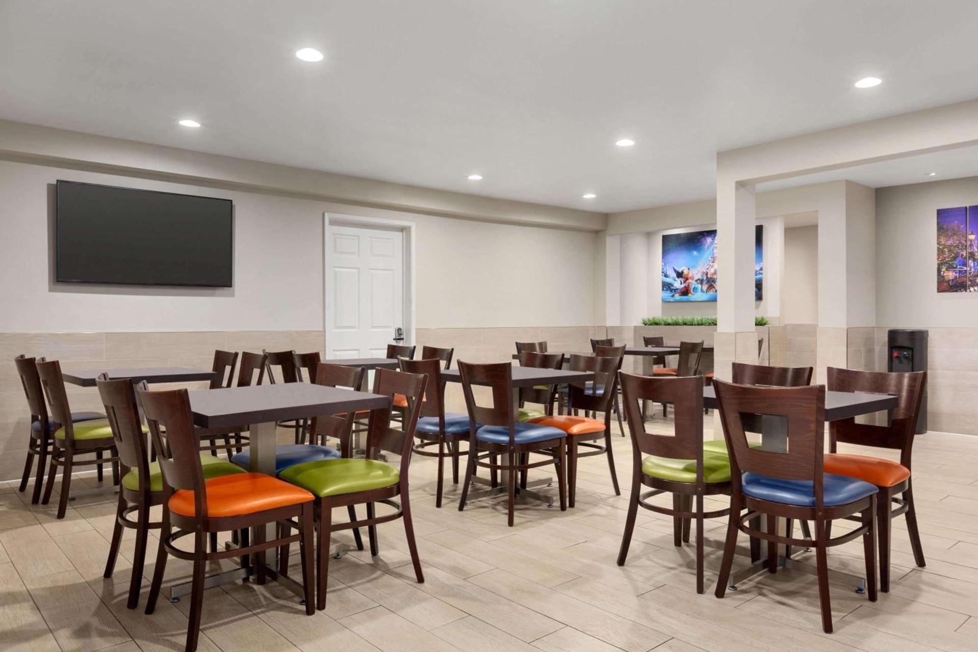 Days Inn & Suites by Wyndham Anaheim At Disneyland Park photo 6
