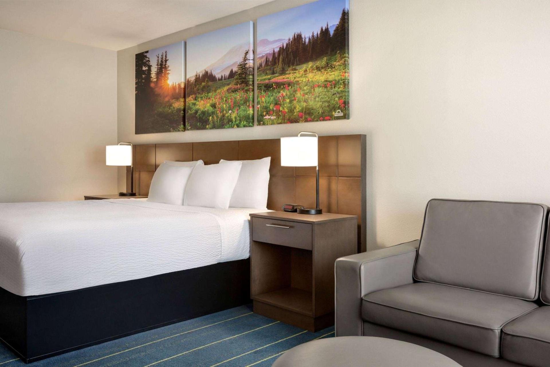 Days Inn & Suites by Wyndham Anaheim At Disneyland Park photo 22