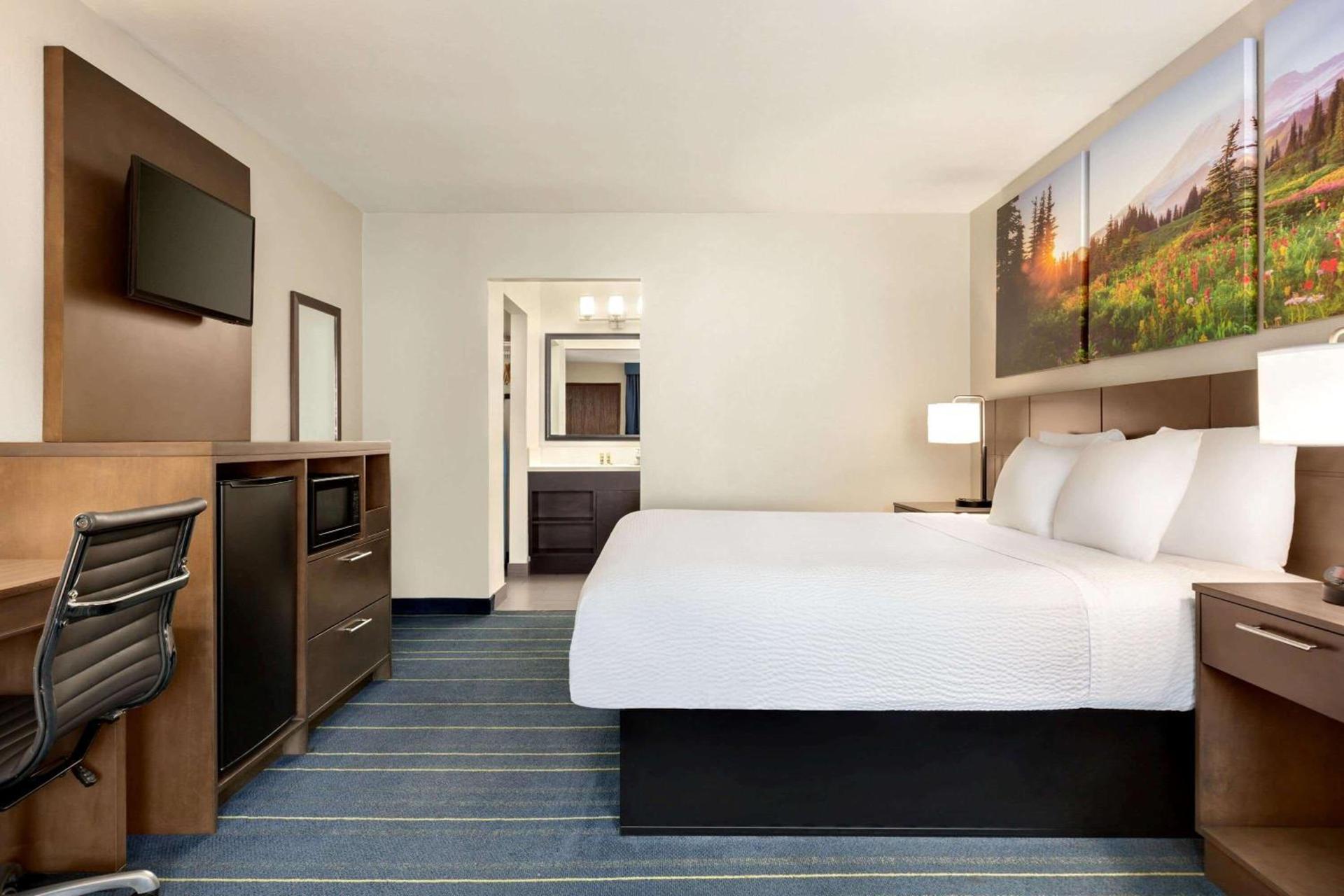 Days Inn & Suites by Wyndham Anaheim At Disneyland Park photo 8