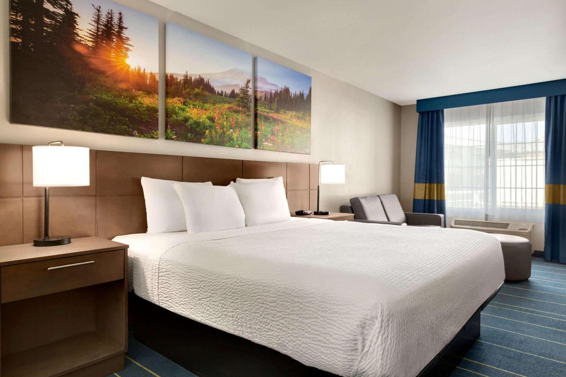 Days Inn & Suites by Wyndham Anaheim At Disneyland Park photo 9