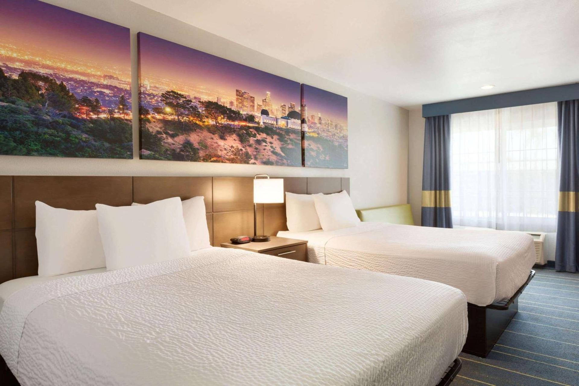 Days Inn & Suites by Wyndham Anaheim At Disneyland Park photo 10
