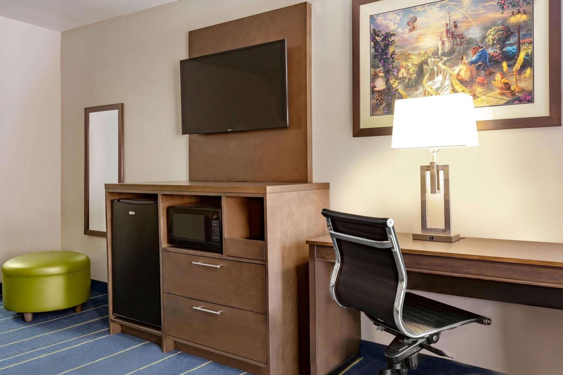 Days Inn & Suites by Wyndham Anaheim At Disneyland Park photo 14