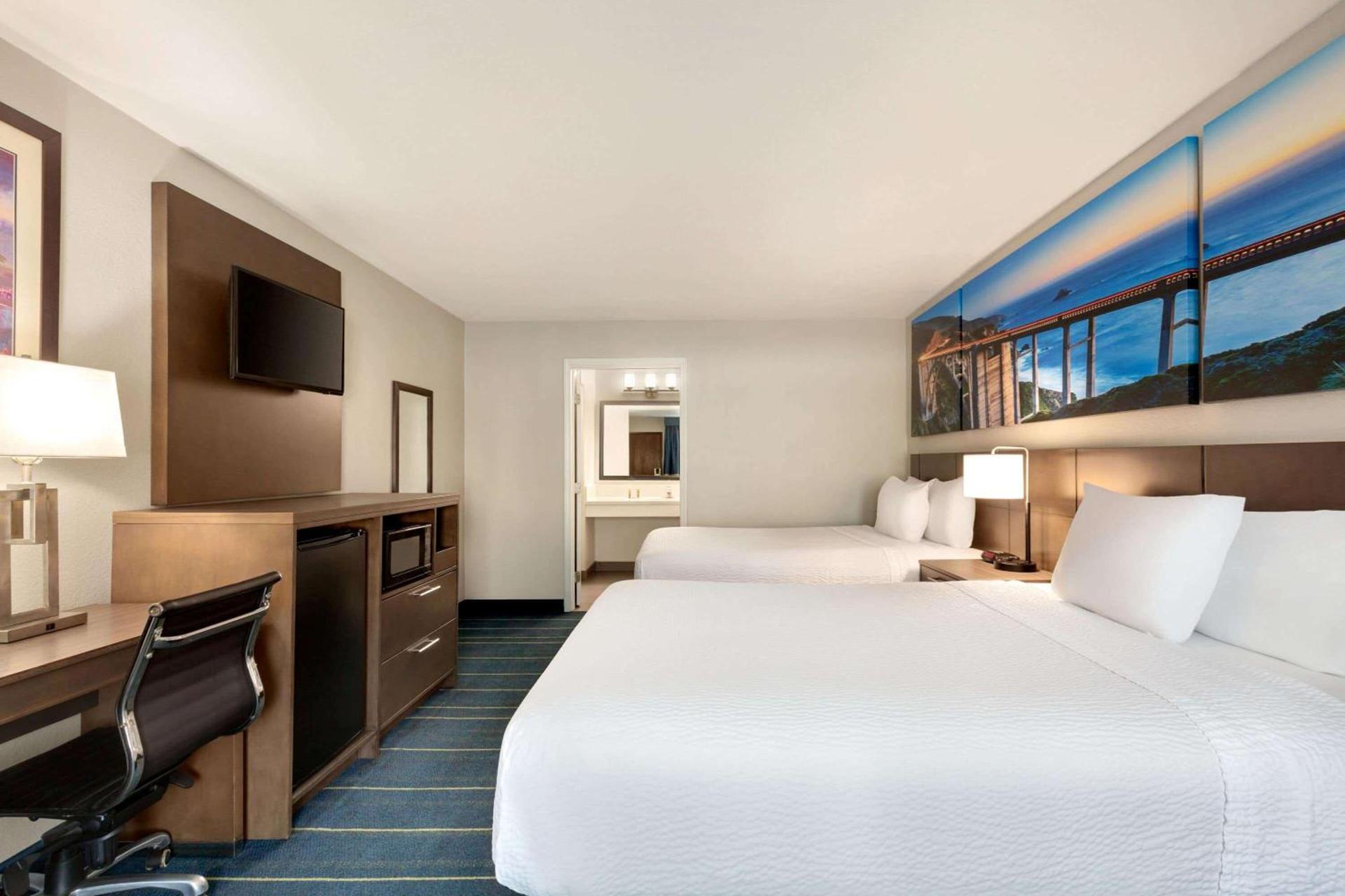 Days Inn & Suites by Wyndham Anaheim At Disneyland Park photo 12