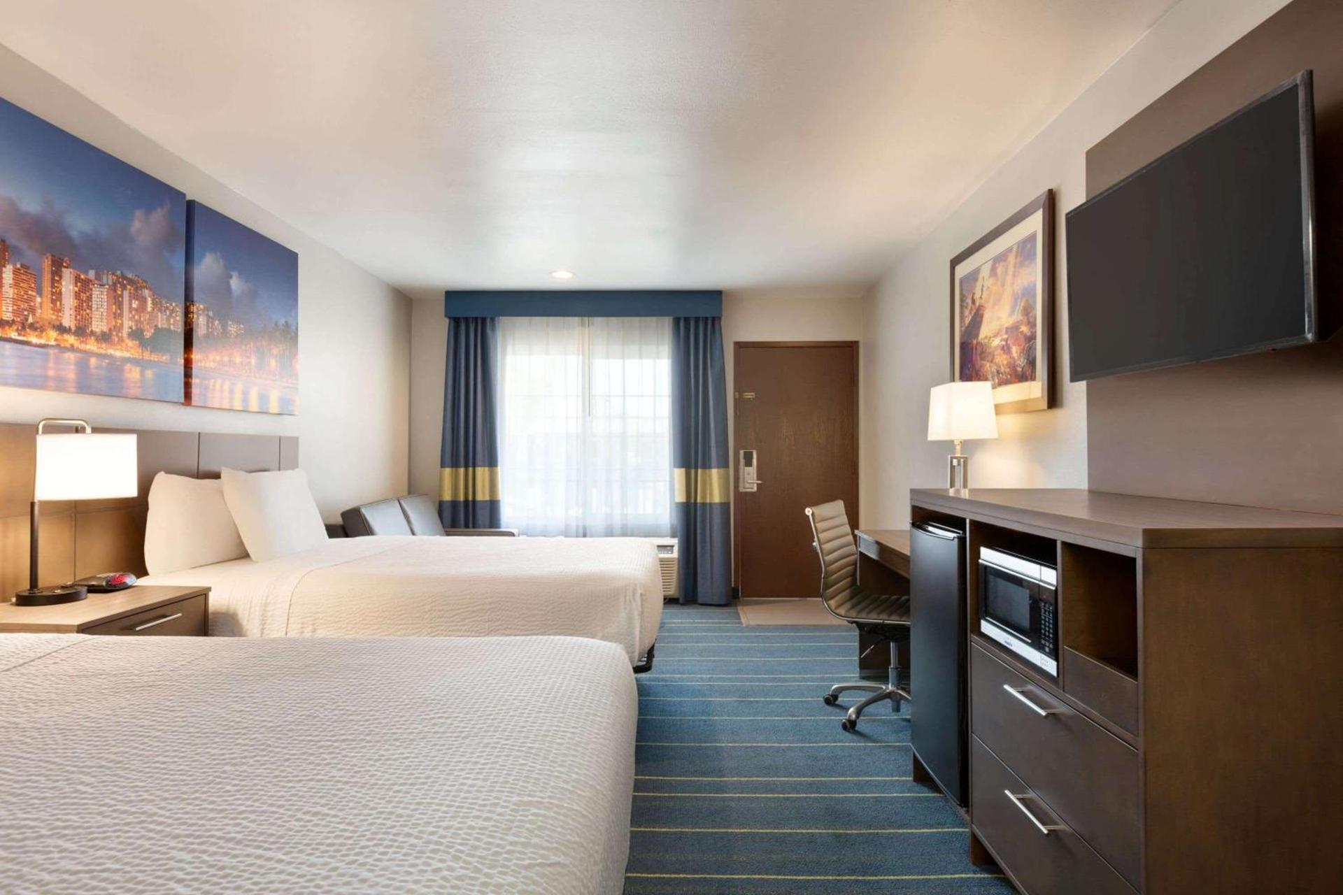 Days Inn & Suites by Wyndham Anaheim At Disneyland Park photo 17