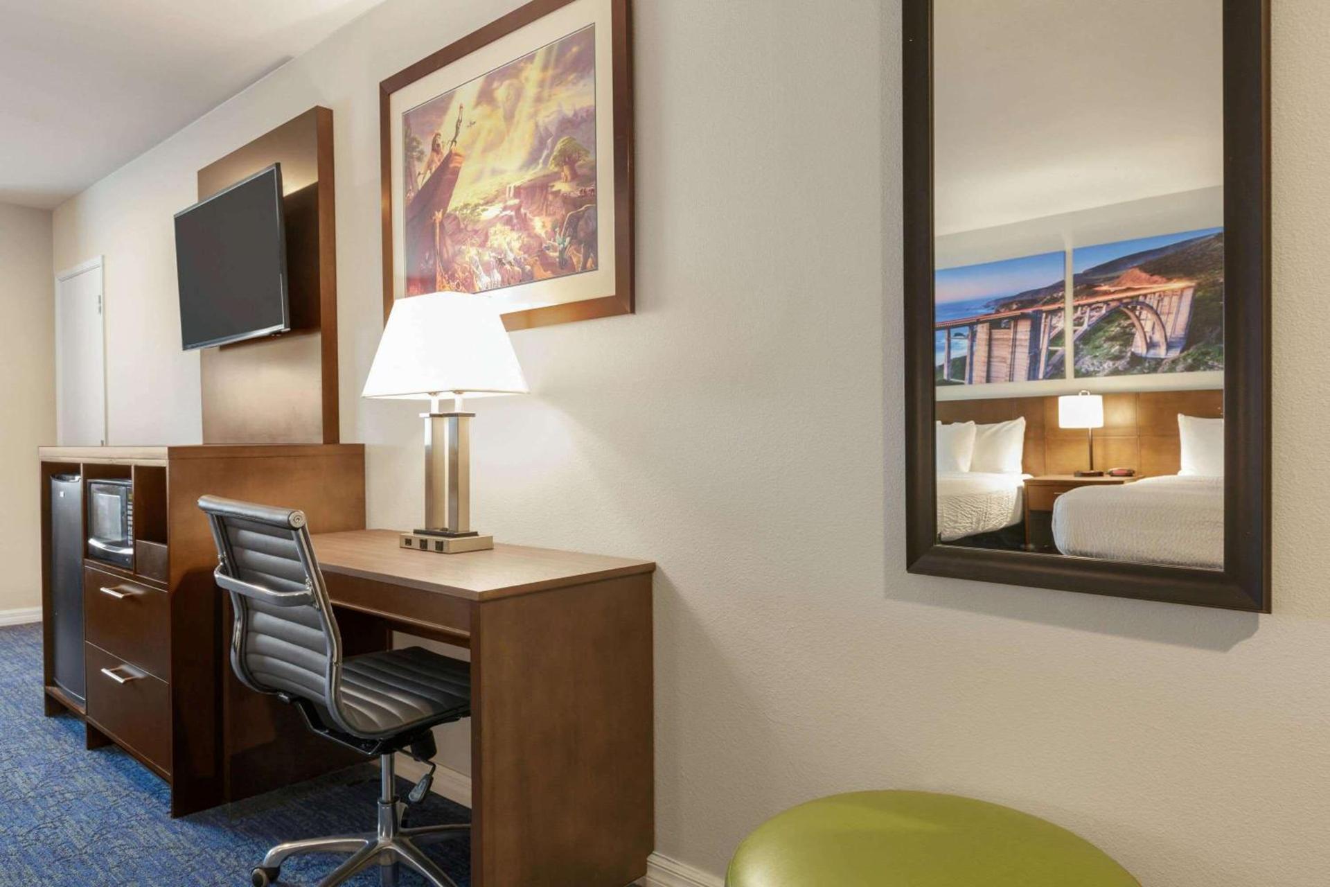 Days Inn & Suites by Wyndham Anaheim At Disneyland Park photo 20