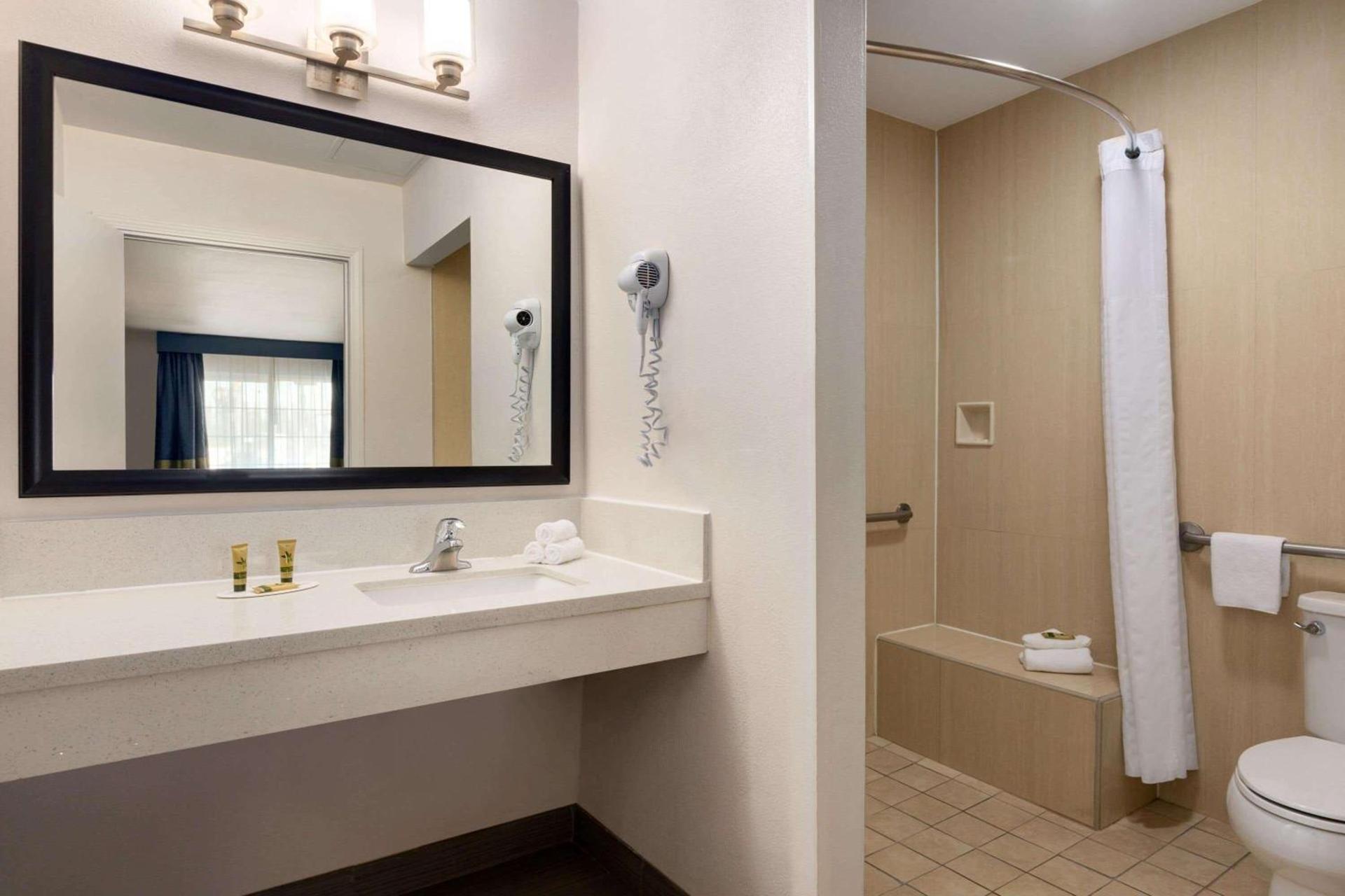 Days Inn & Suites by Wyndham Anaheim At Disneyland Park photo 27