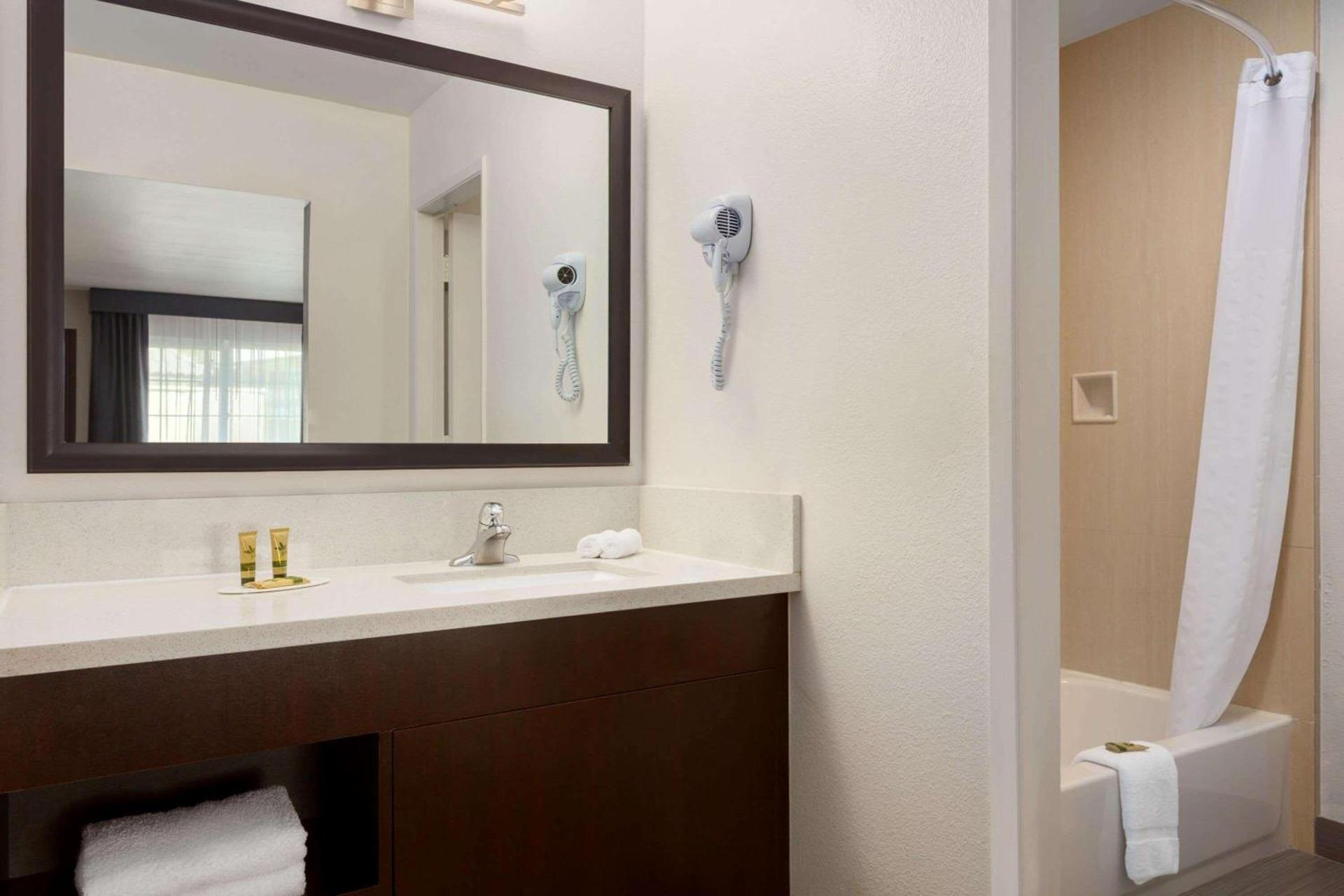 Days Inn & Suites by Wyndham Anaheim At Disneyland Park photo 21
