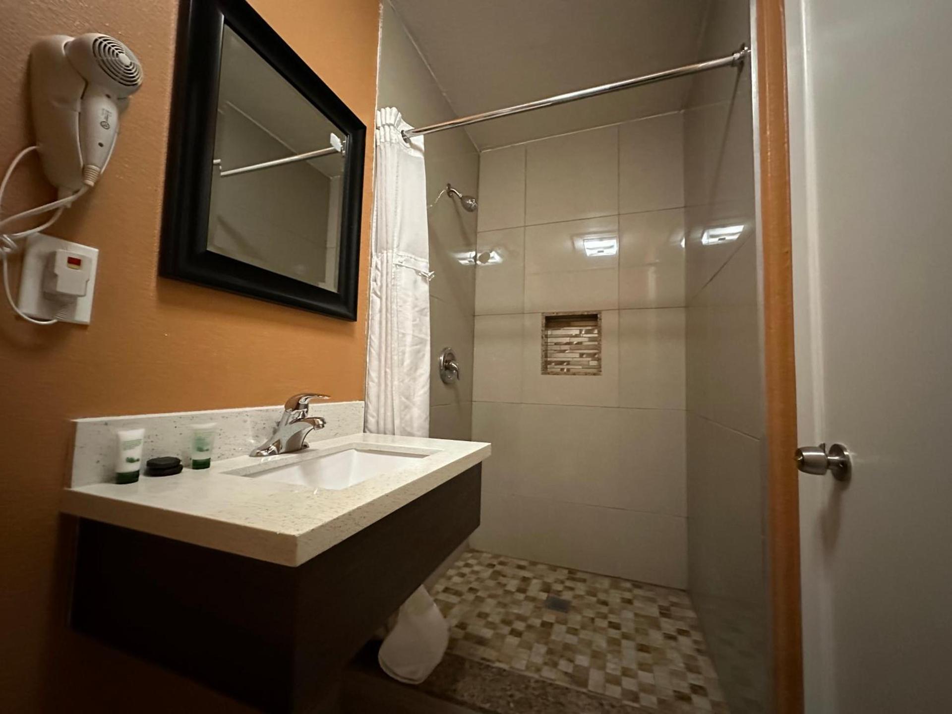 New Corral Motel photo 8