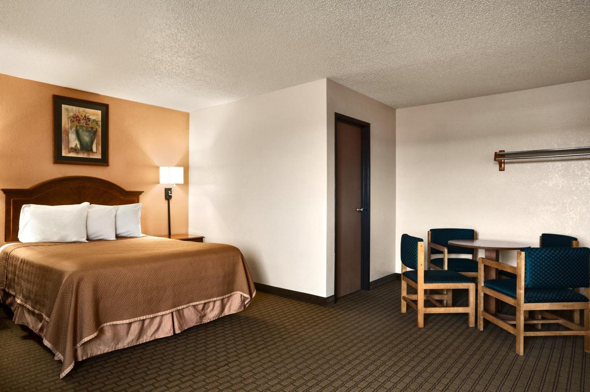 Travelodge by Wyndham Battle Creek photo 12