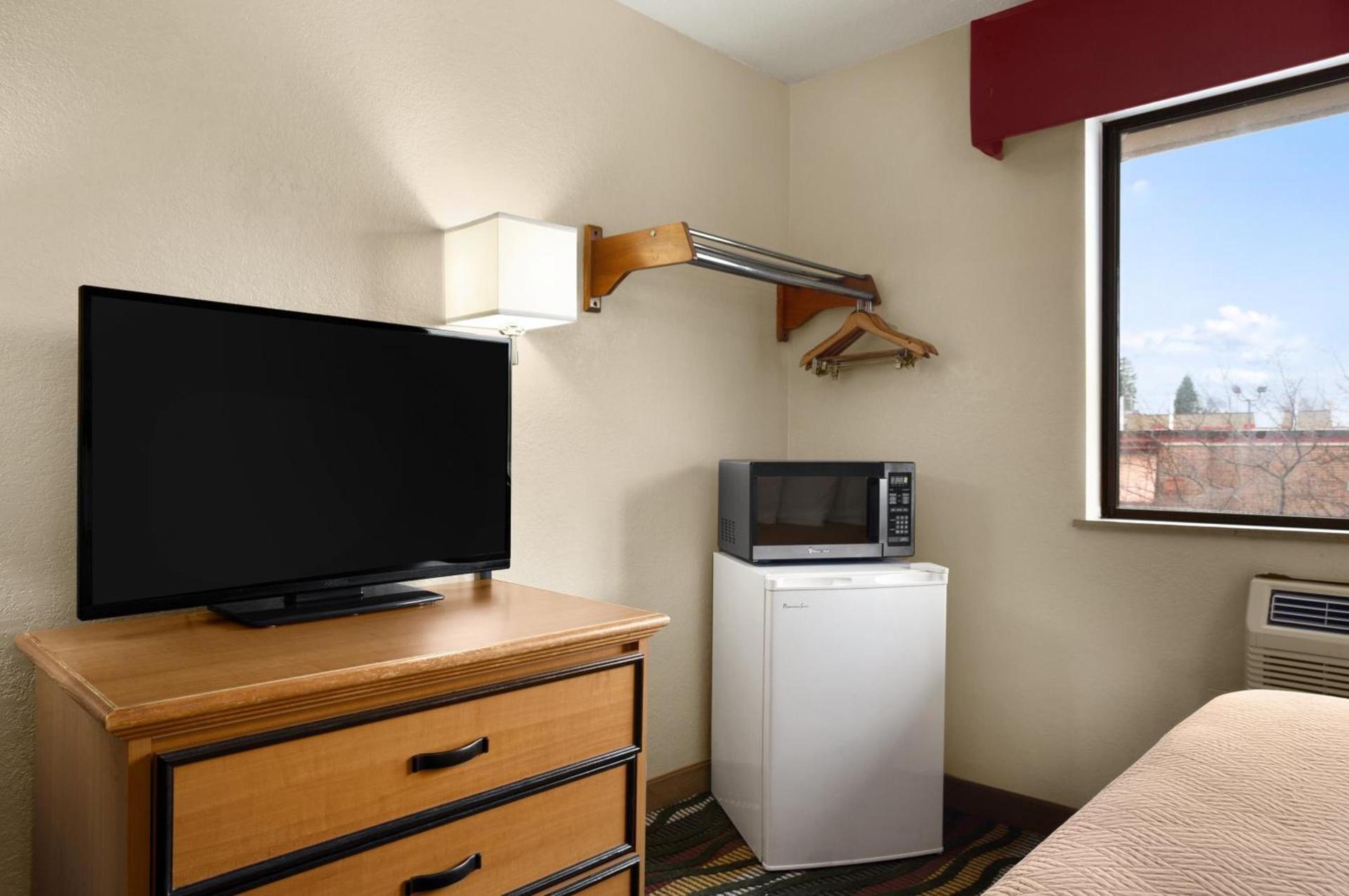 Travelodge by Wyndham Battle Creek photo 9
