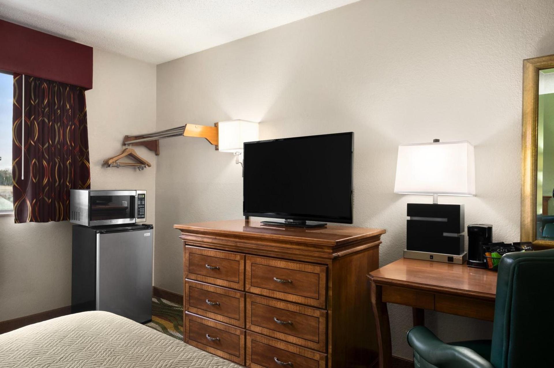 Travelodge by Wyndham Battle Creek photo 5
