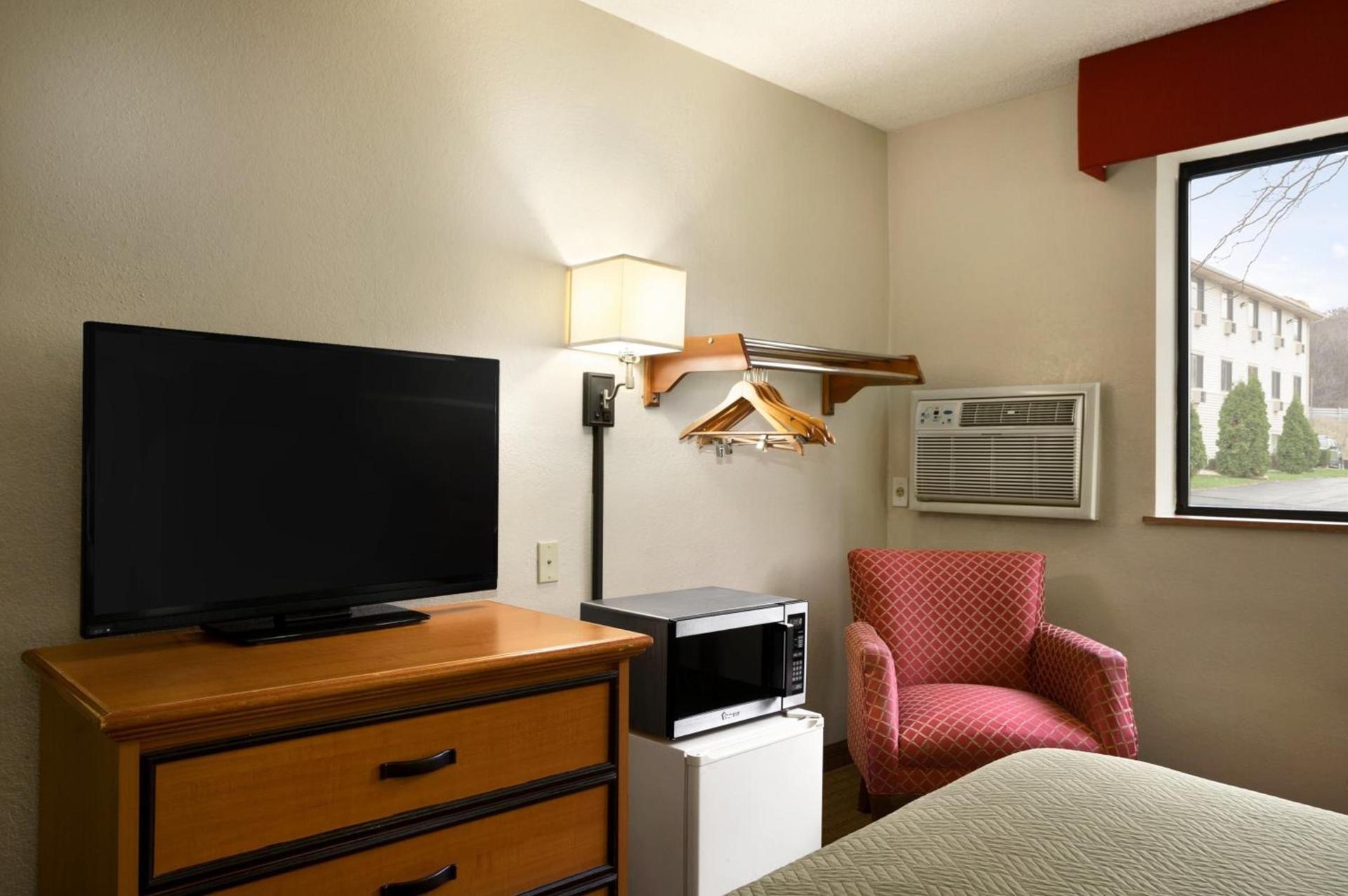 Travelodge by Wyndham Battle Creek photo 11
