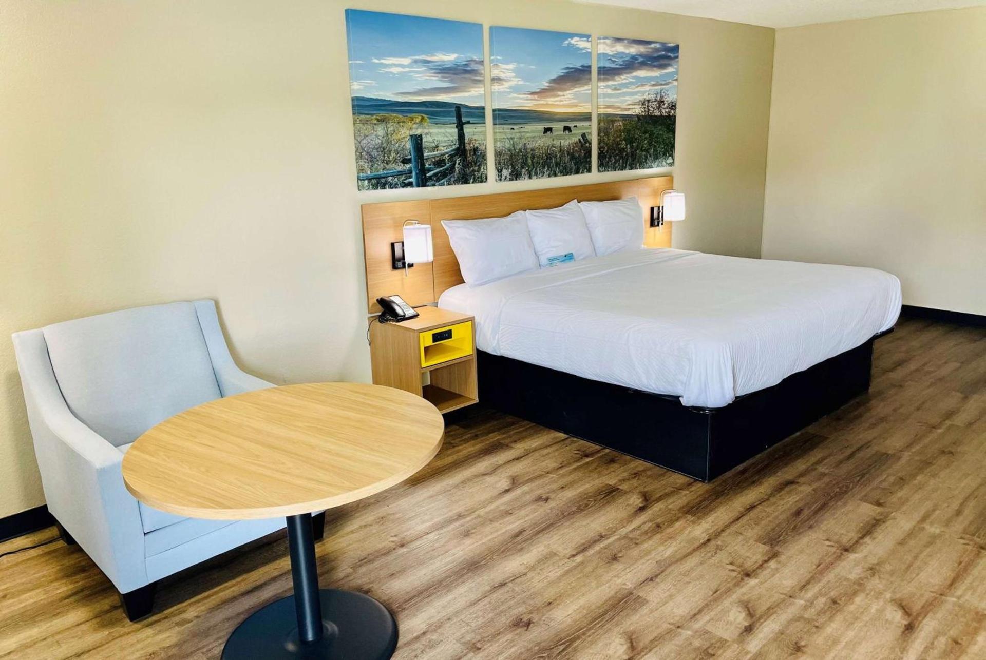 Days Inn by Wyndham Burleson Ft. Worth photo 4