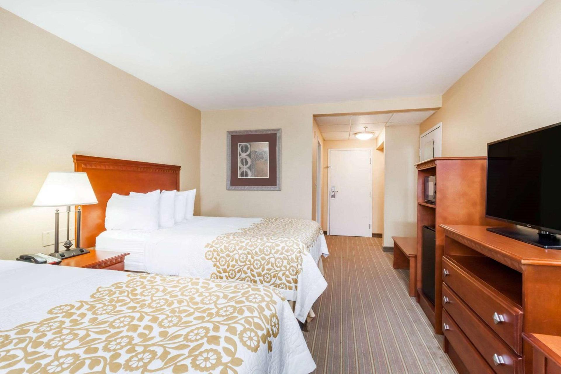 Days Inn by Wyndham Windsor Locks / Bradley Intl Airport photo 12