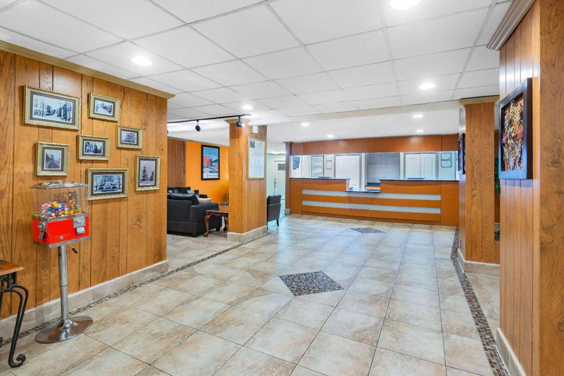 Howard Johnson by Wyndham Staunton photo 9