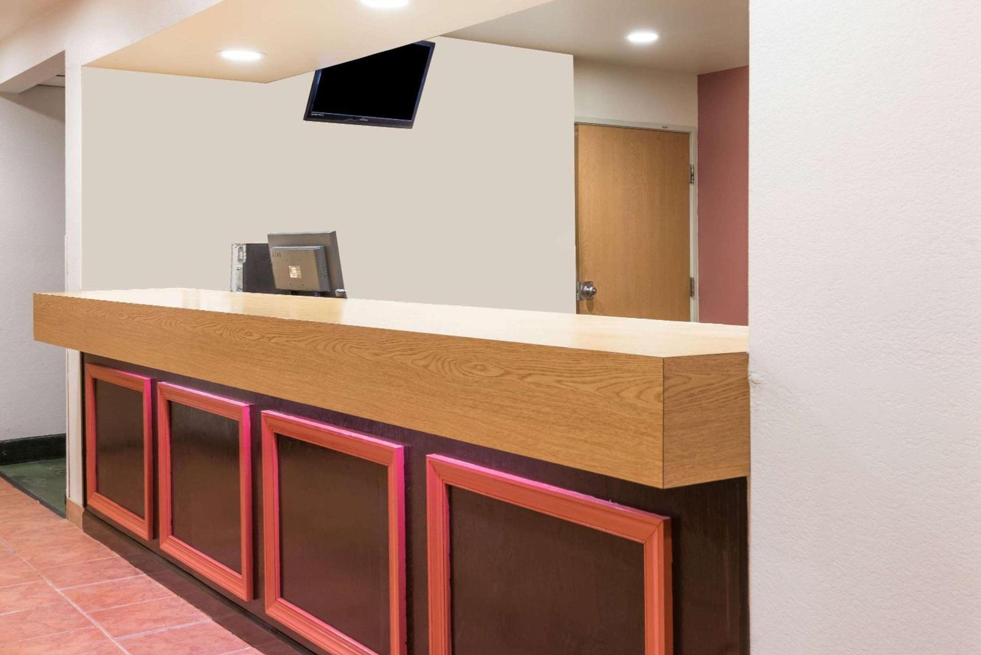 Super 8 by Wyndham Pittsburgh/Monroeville photo 3