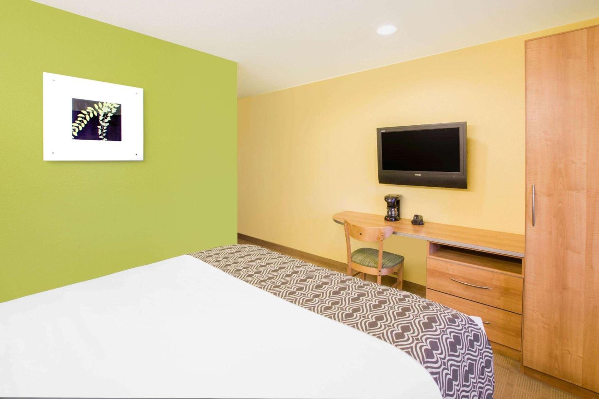 Microtel Inn & Suites by Wyndham Delphos photo 8