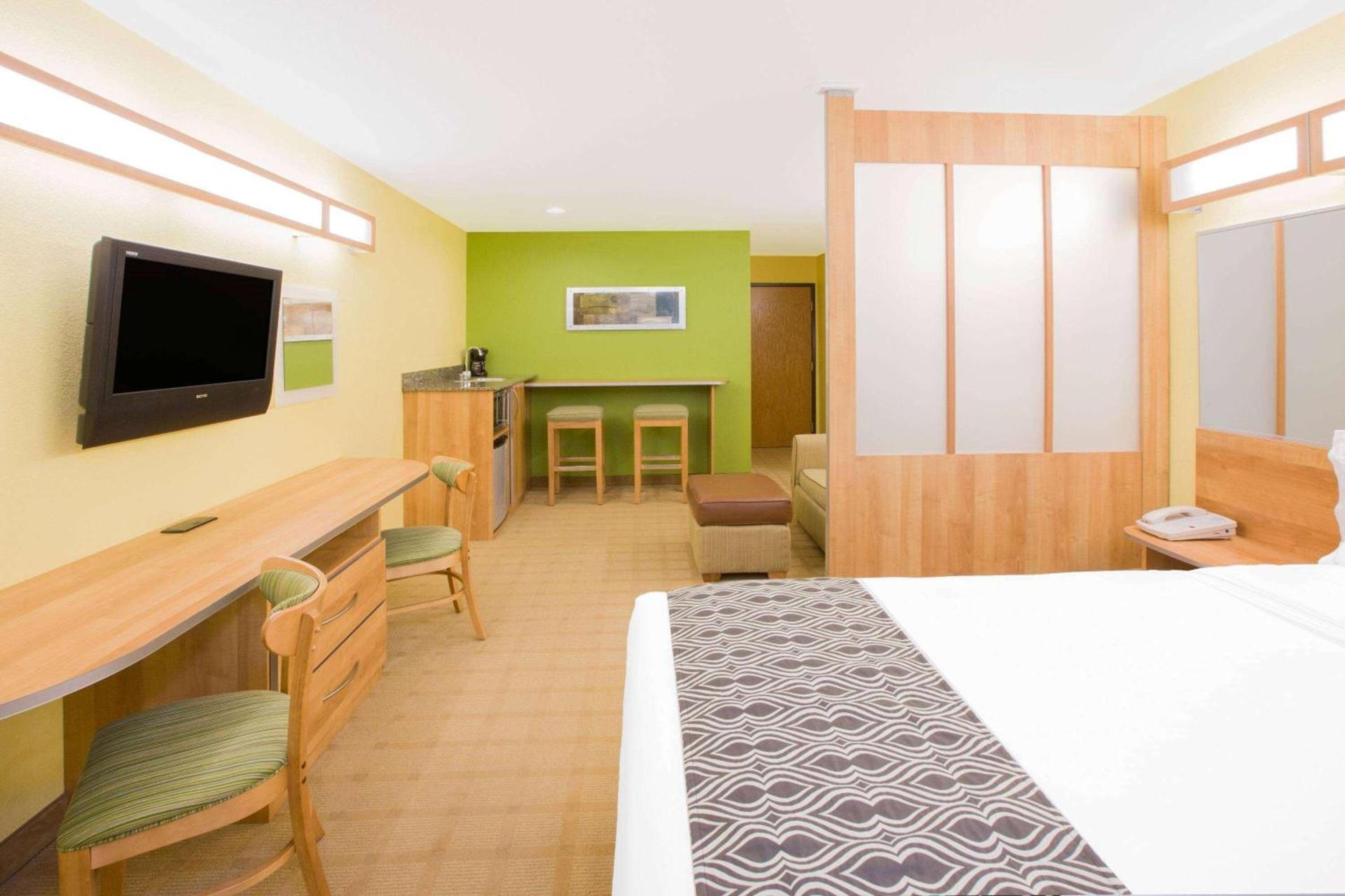 Microtel Inn & Suites by Wyndham Delphos photo 12