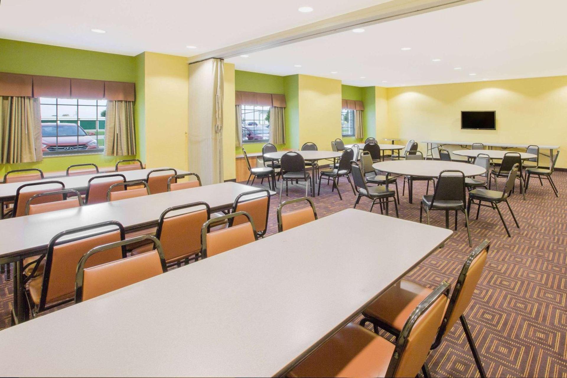 Microtel Inn & Suites by Wyndham Delphos photo 15