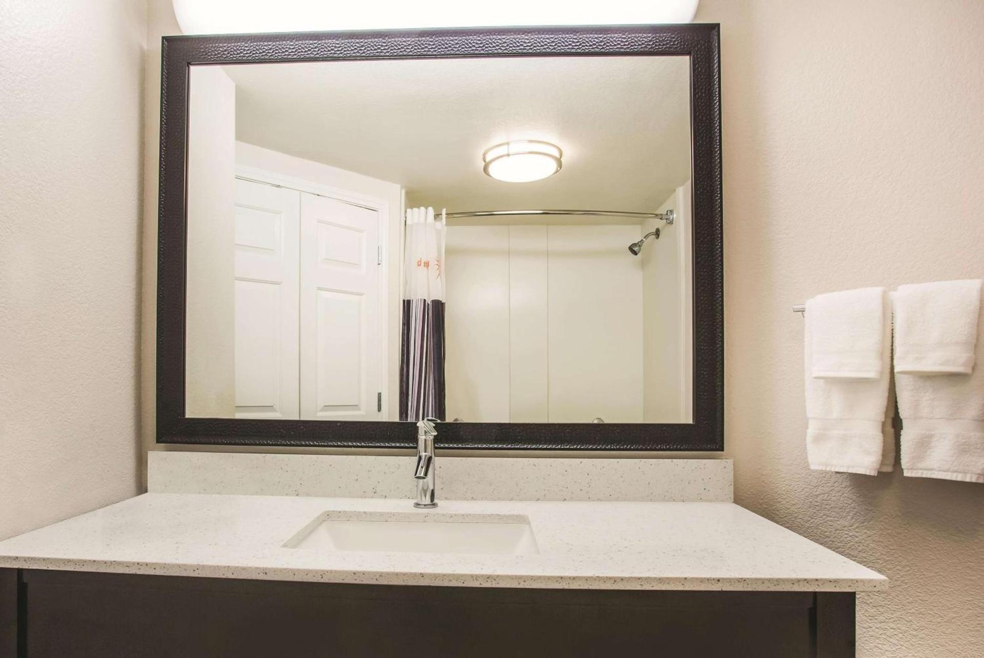 La Quinta by Wyndham Las Vegas Summerlin Tech photo 25