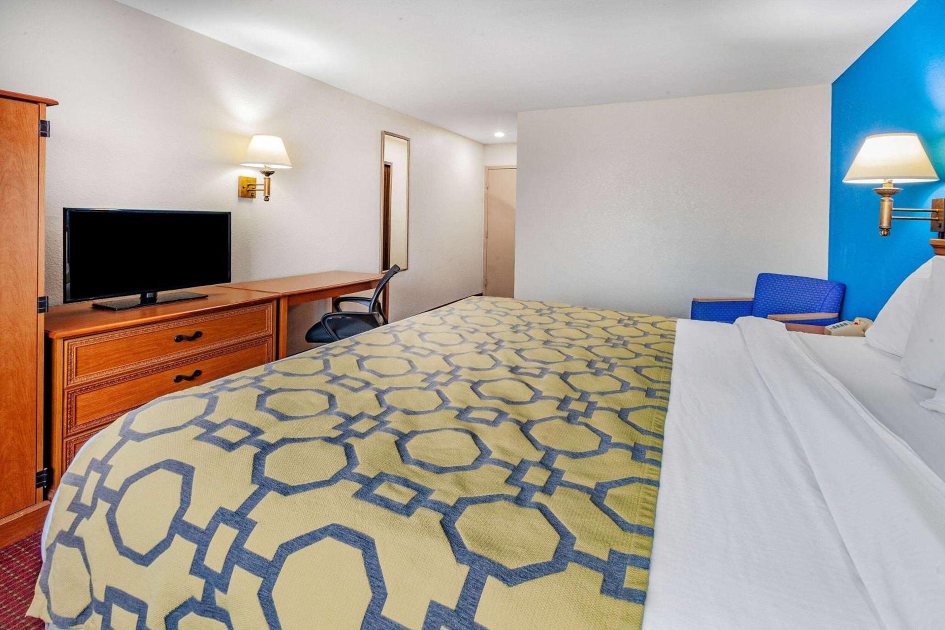 Baymont by Wyndham Perrysburg-Toledo photo 14