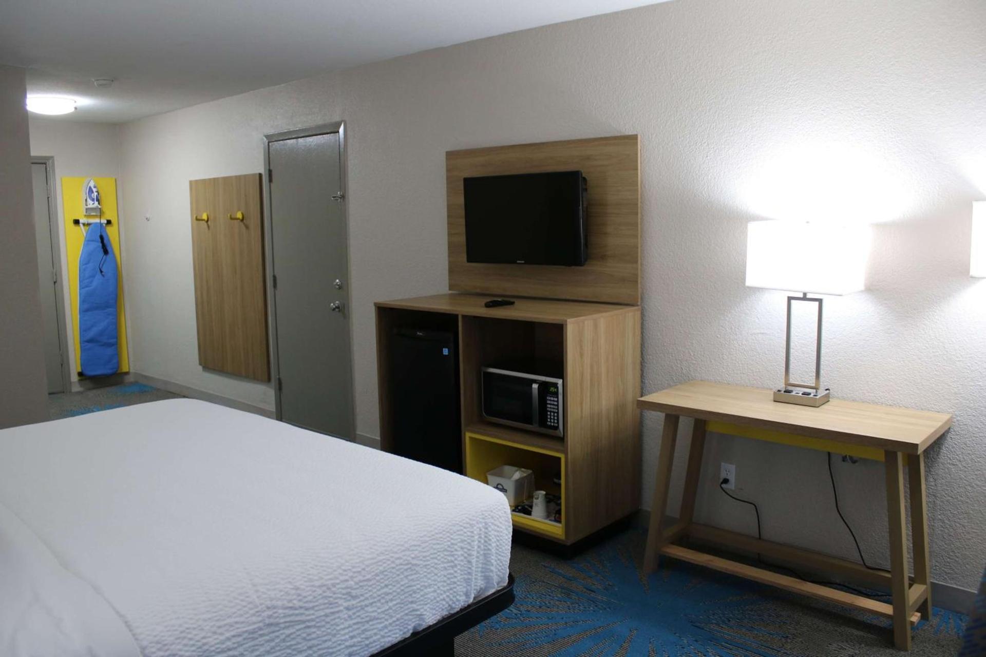Days Inn by Wyndham Waco University Area photo 14