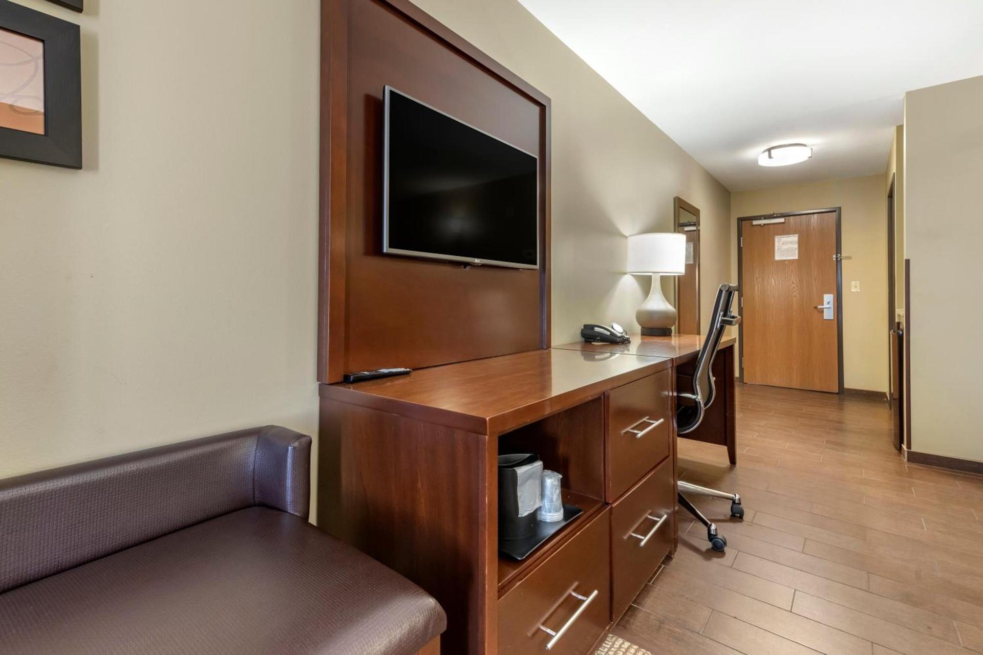Comfort Suites Bridgeport - Clarksburg photo 46