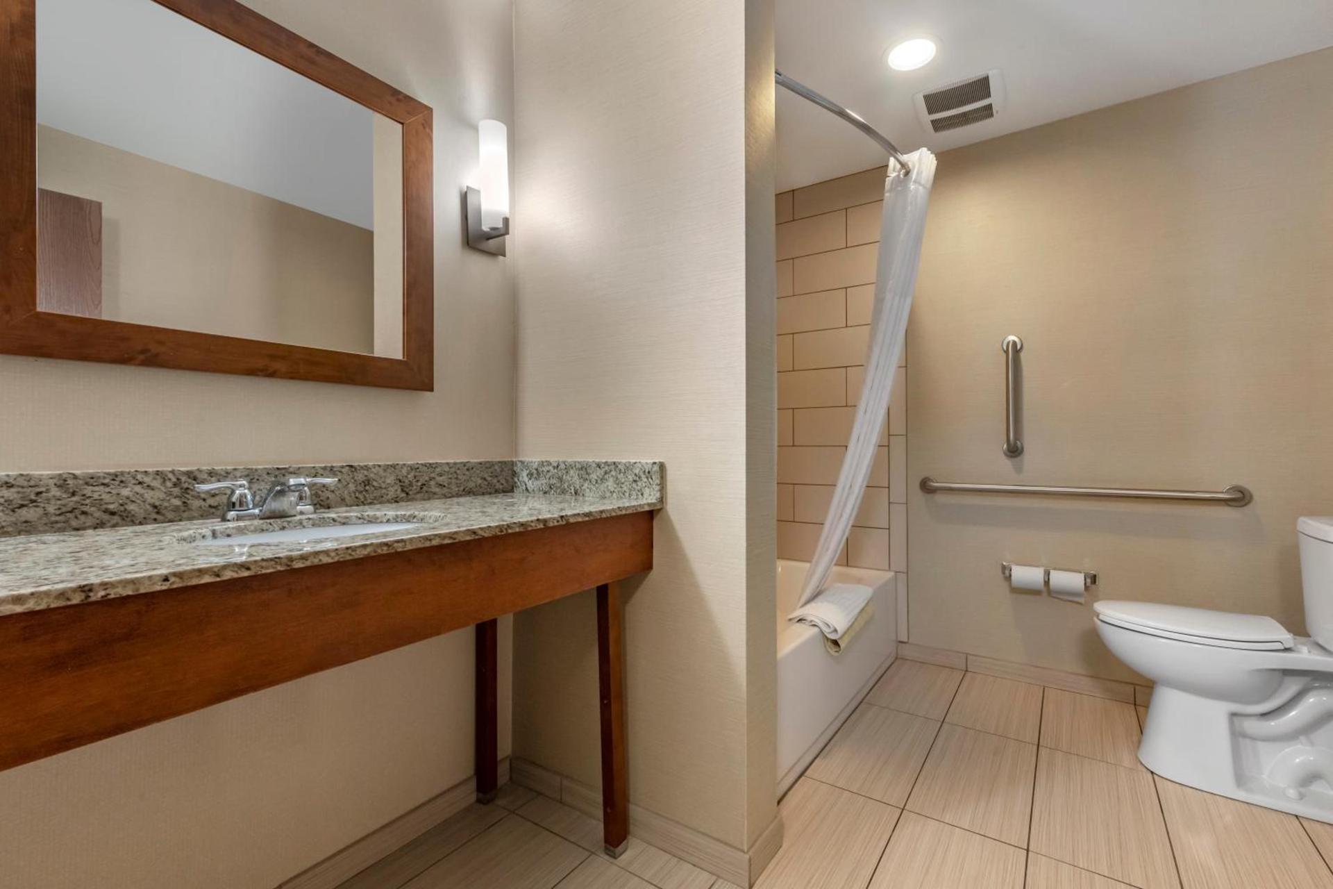 Comfort Suites Bridgeport - Clarksburg photo 48