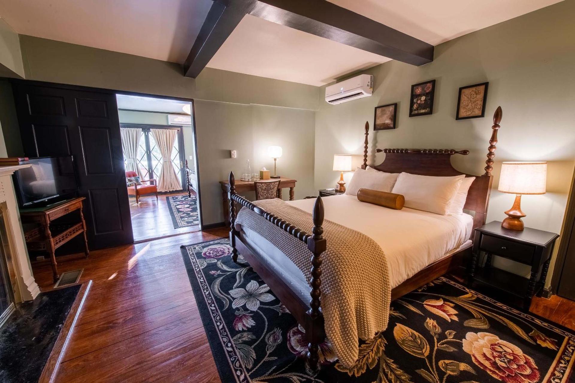 Hideaway Inn Lenox photo 40