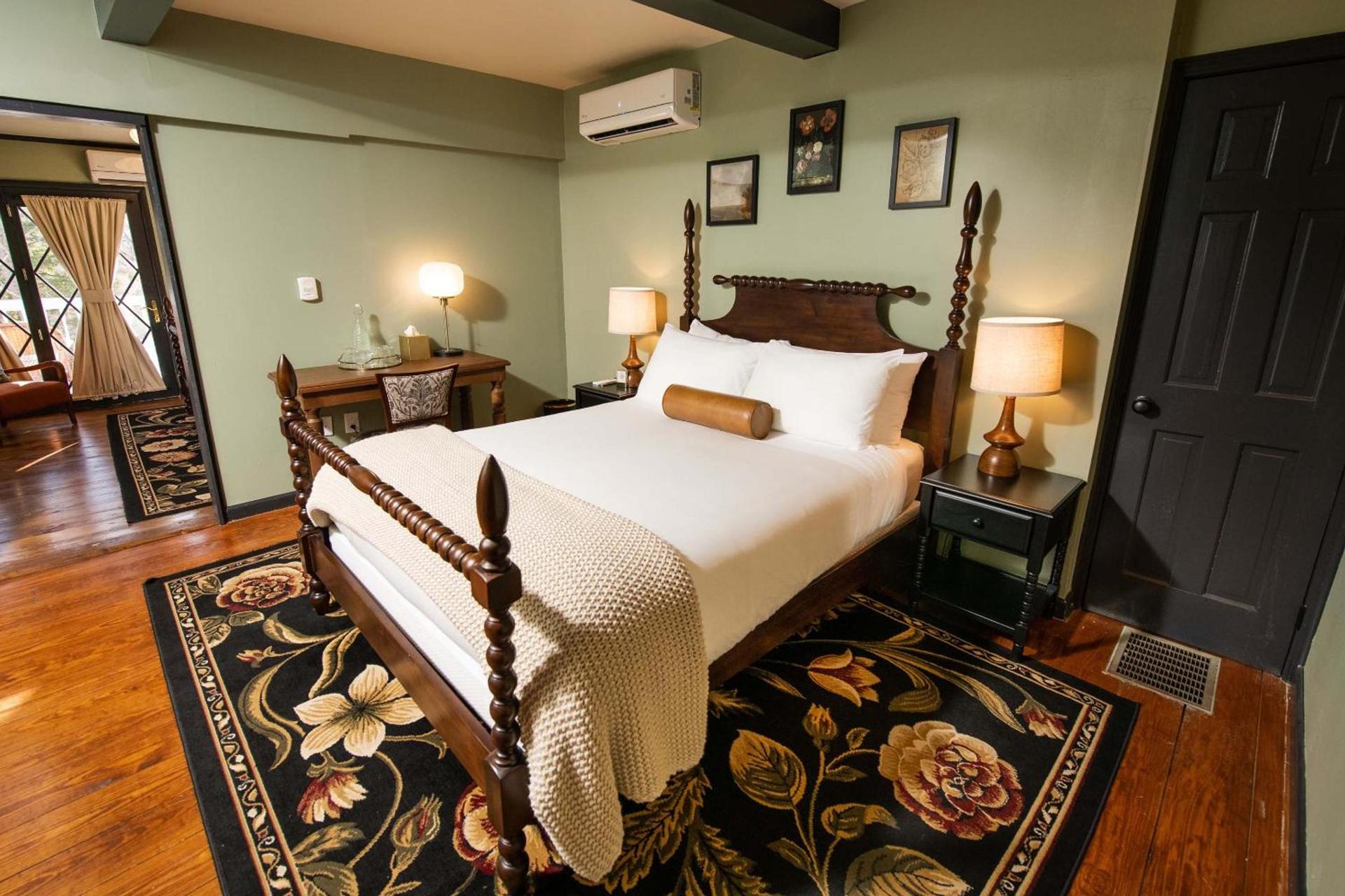 Hideaway Inn Lenox photo 39
