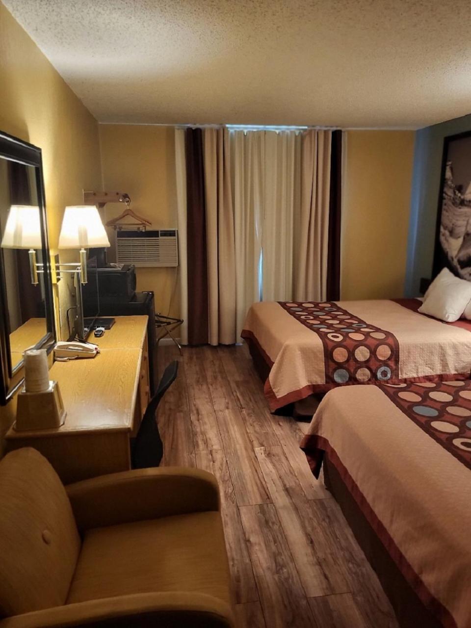 Super 8 by Wyndham Raton photo 19