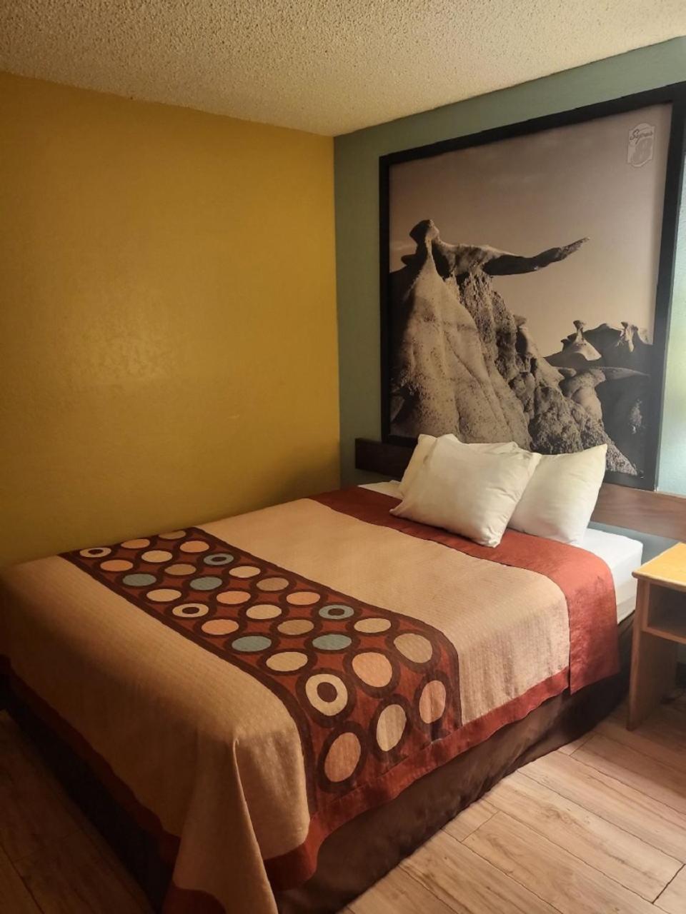 Super 8 by Wyndham Raton photo 23