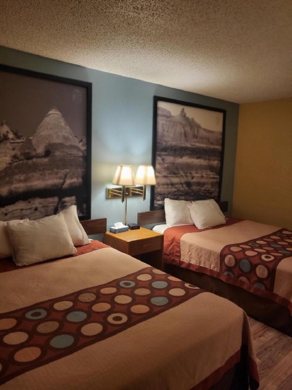 Super 8 by Wyndham Raton photo 24