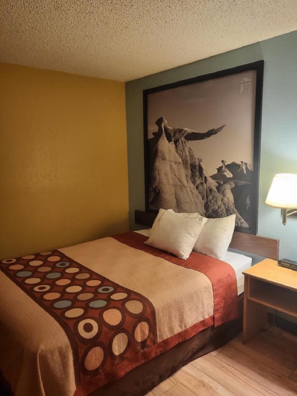 Super 8 by Wyndham Raton photo 21