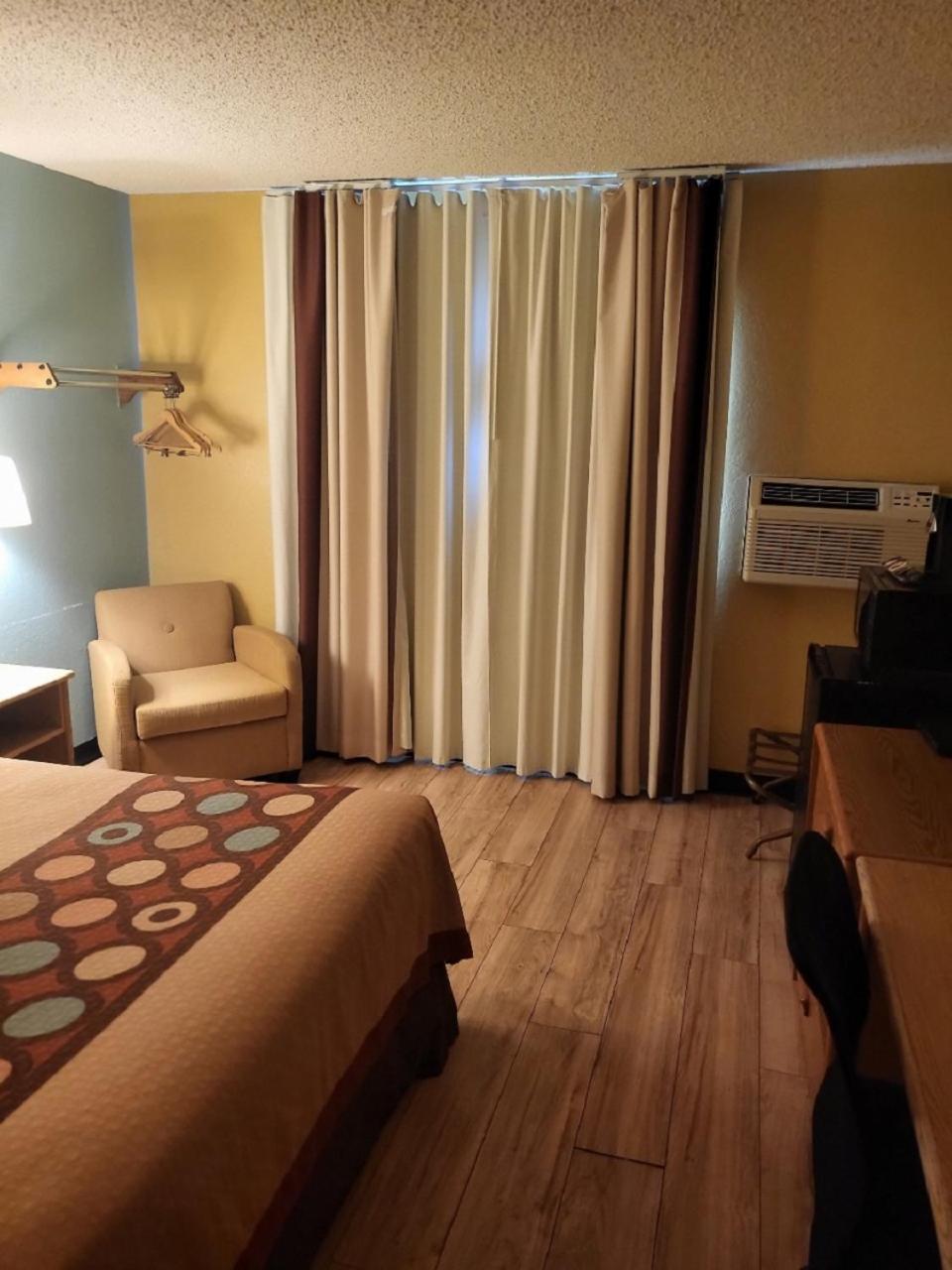 Super 8 by Wyndham Raton photo 22