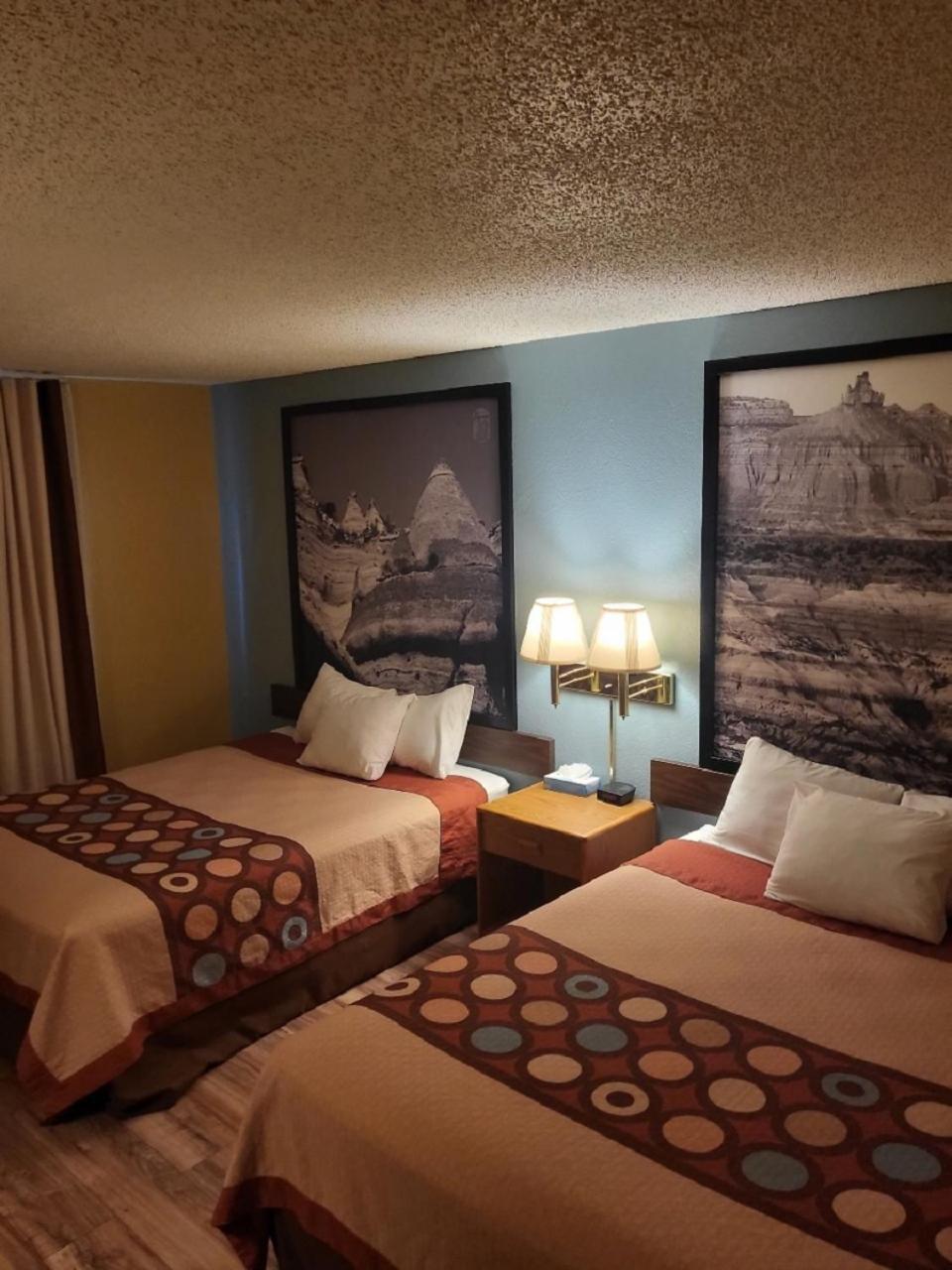 Super 8 by Wyndham Raton photo 20