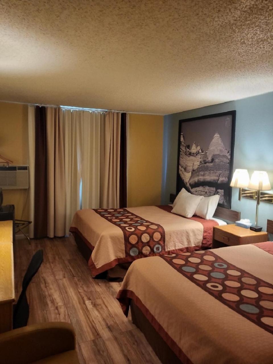 Super 8 by Wyndham Raton photo 25