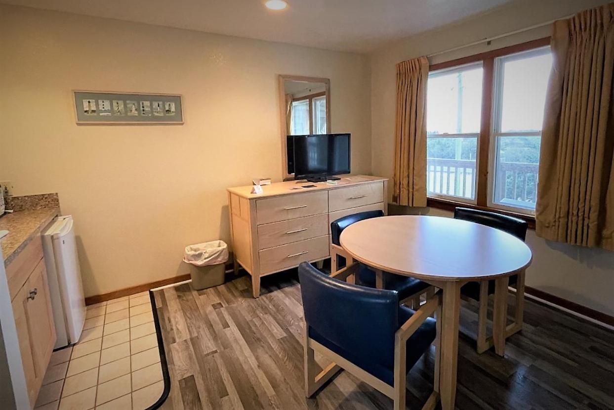 Pony Island Inn photo 11