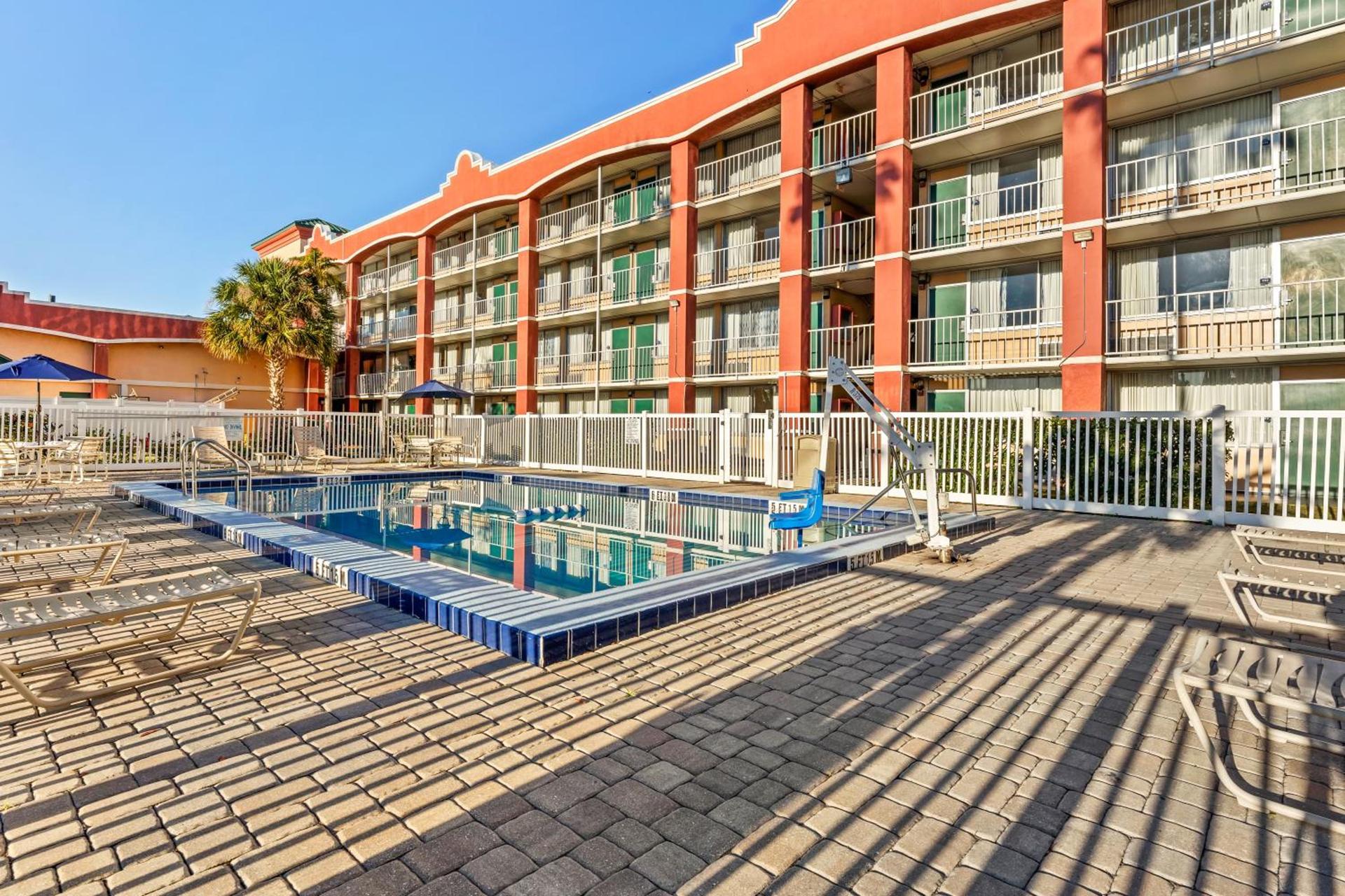 Baymont by Wyndham Orlando North Millenia photo 5