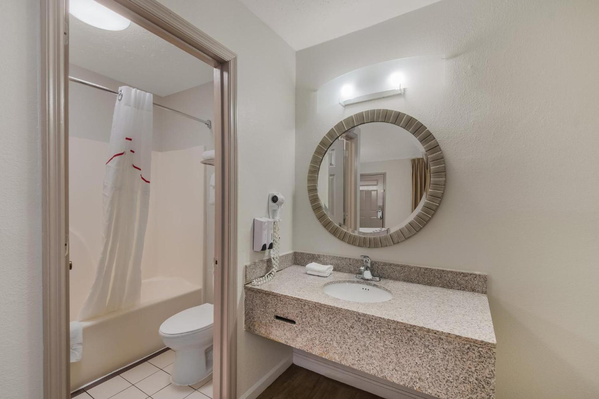 Red Roof Inn Crossville photo 17