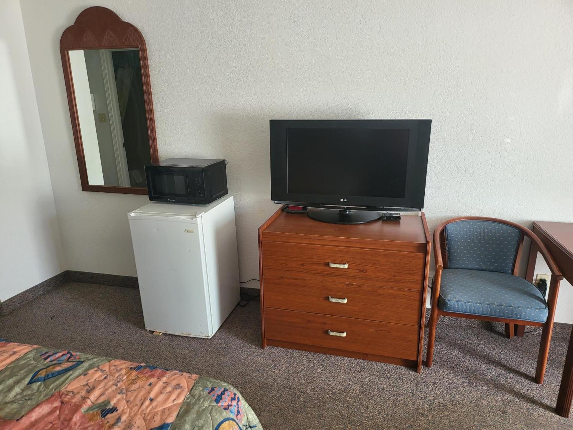Blue Ribbon Inn and Suites photo 16