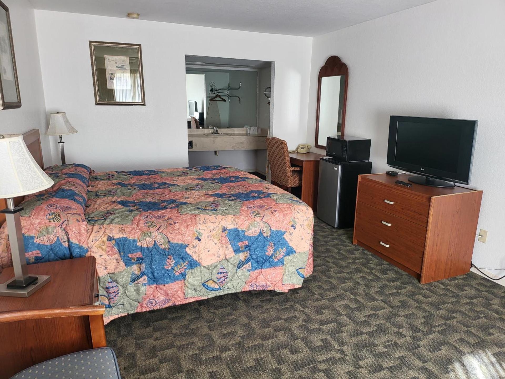 Blue Ribbon Inn and Suites photo 17