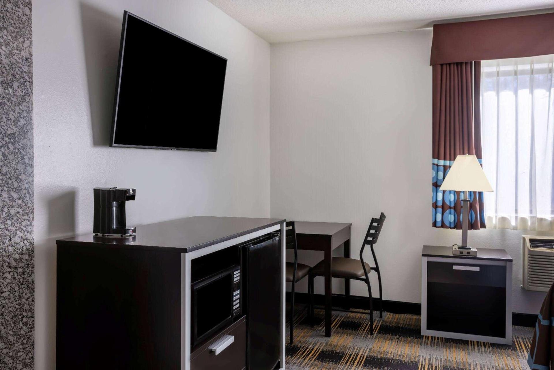 Super 8 by Wyndham Villa Rica photo 23