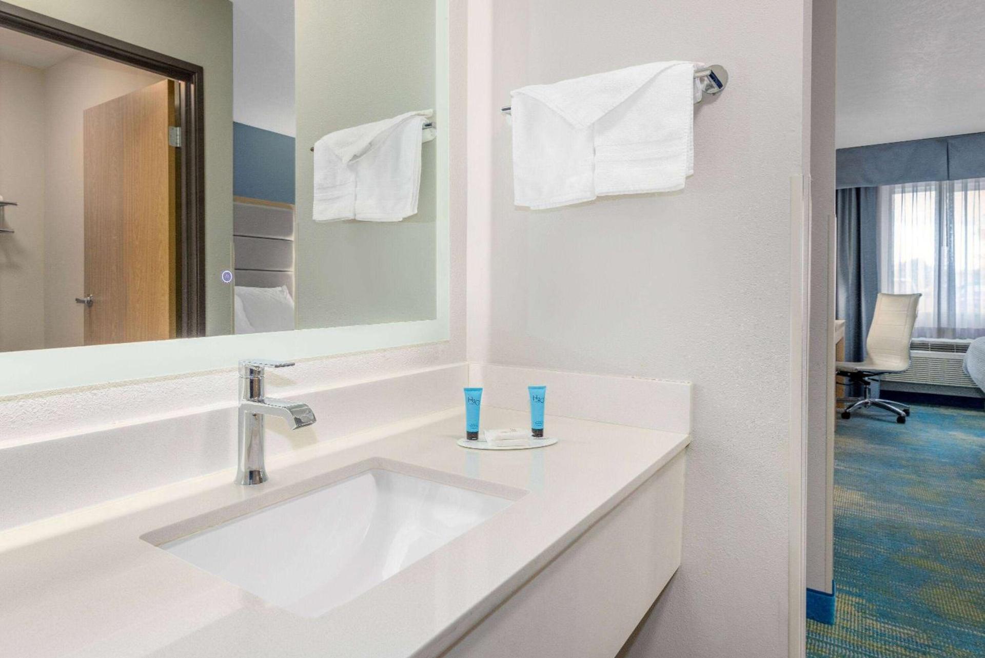 Days Inn by Wyndham Springville photo 8
