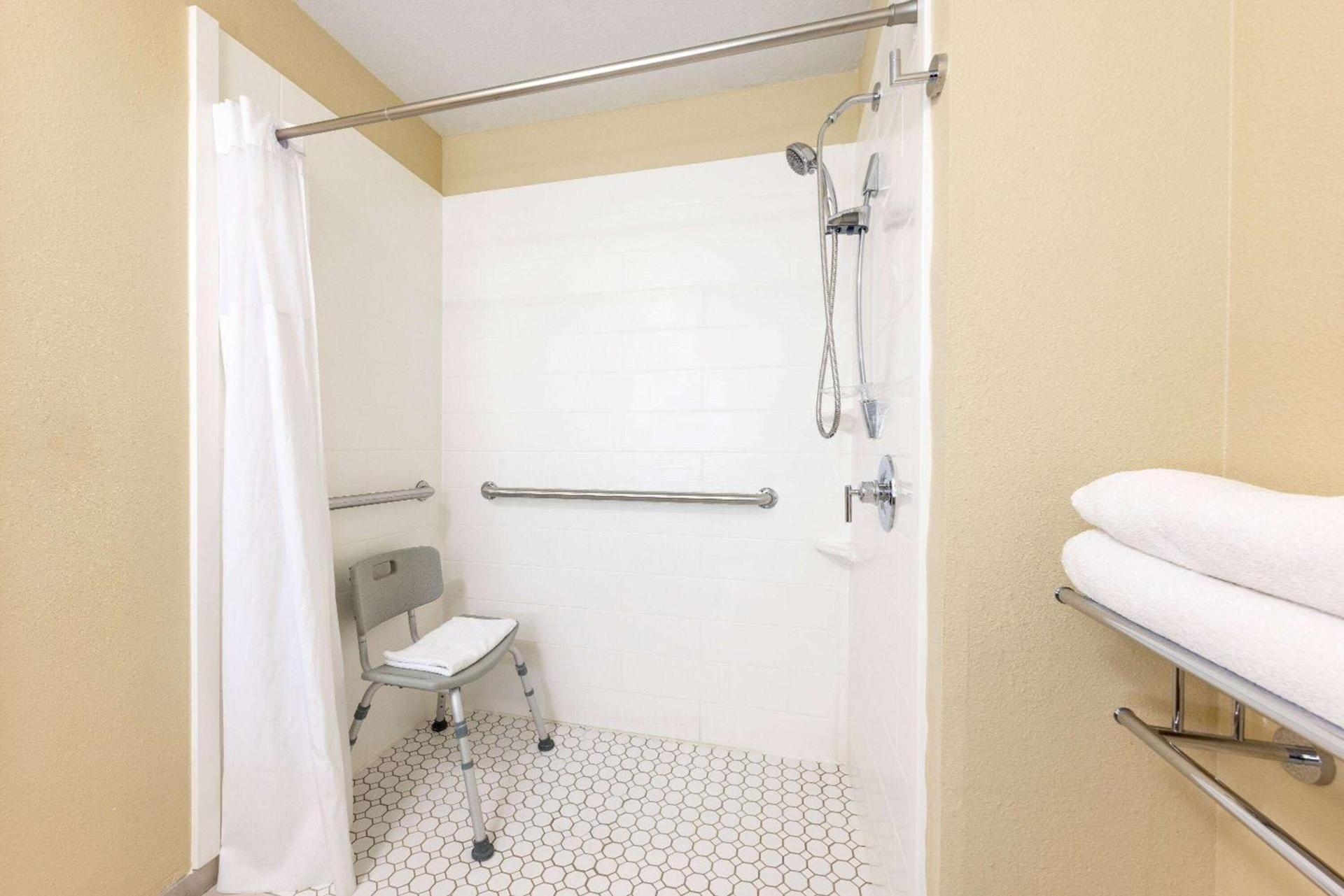 Days Inn by Wyndham Springville photo 11